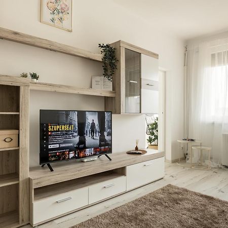 דברצן Malompark Apartman With Free Parking מראה חיצוני תמונה