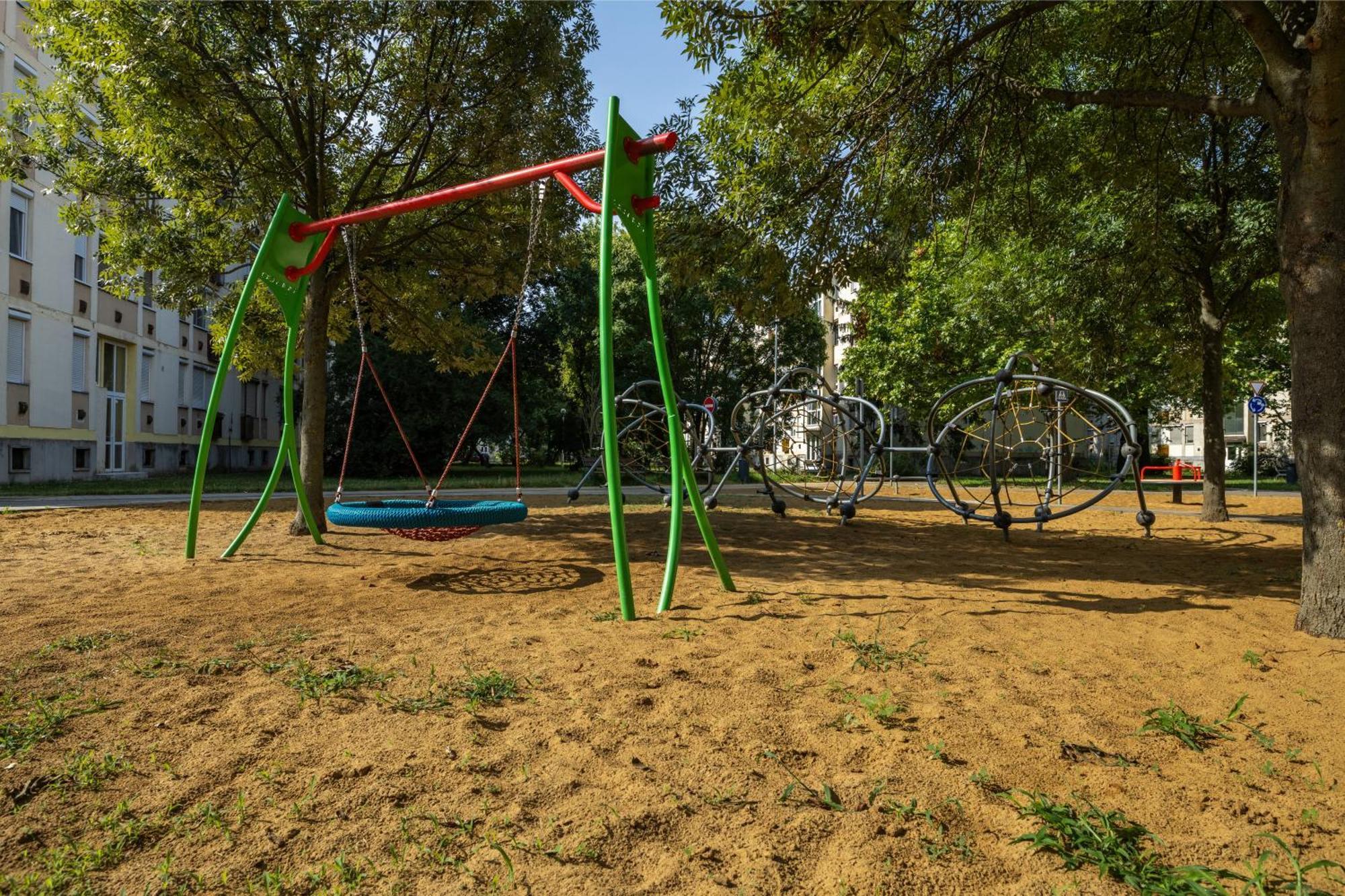 דברצן Malompark Apartman With Free Parking מראה חיצוני תמונה